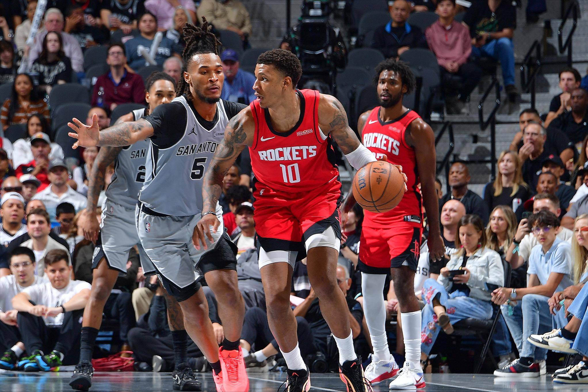 足球英超豪门逆风翻盘，球迷直呼太刺激（英超豪门上演逆转好戏，球迷惊呼过瘾）