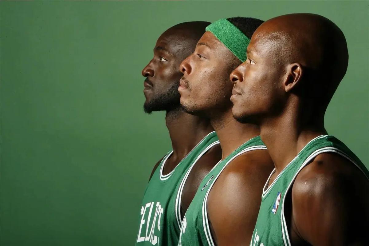 全面即战力！陈林坚10中4&三分6中3拿到12分5板2助1断（攻防兼备！陈林坚10投4中、三分6中3，贡献12分5板2助1断）