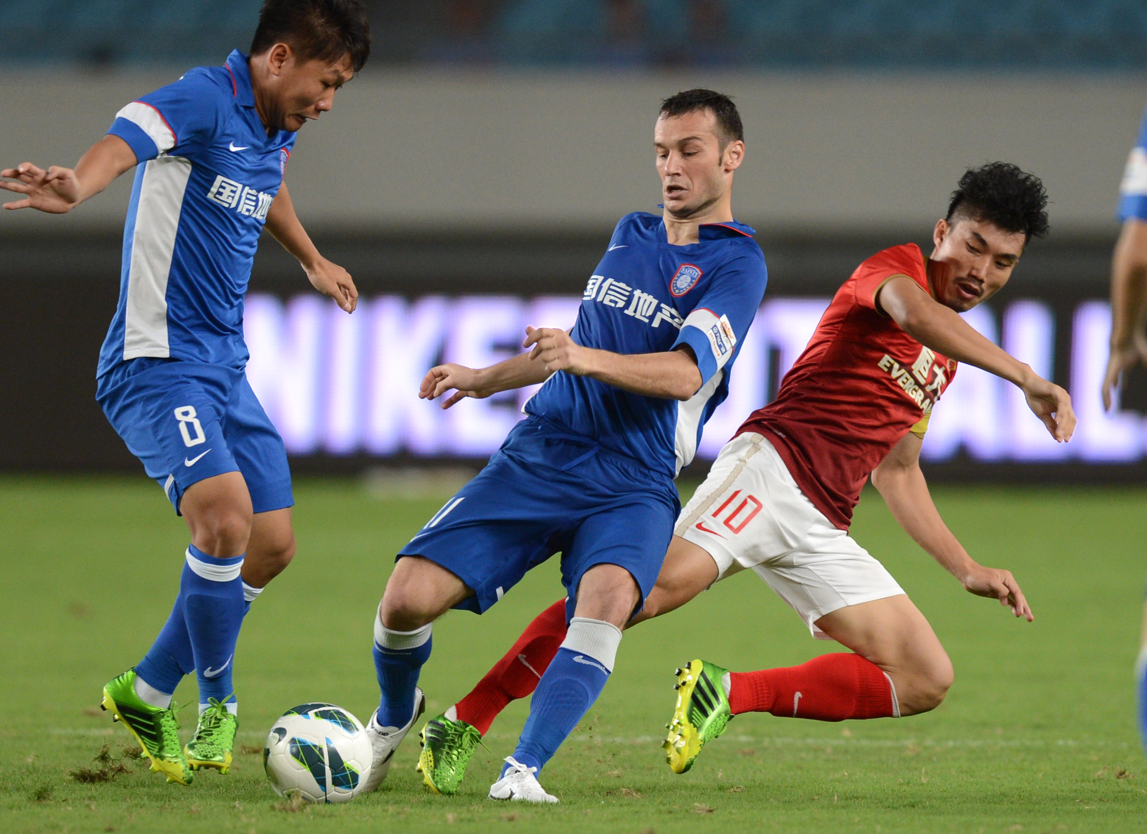 巴萨梅西自由球进球助球队领先（梅西任意球破门助巴萨领先）