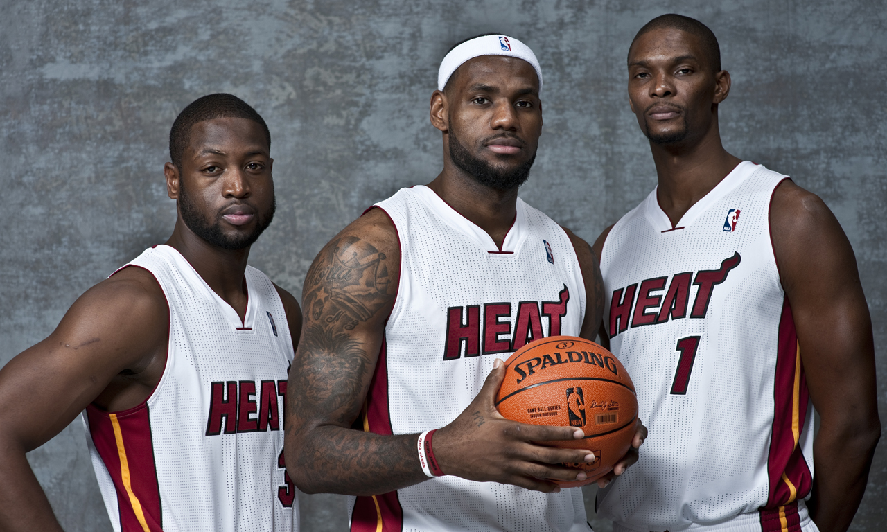 上海久事以111-72大胜四川丰谷，展现强大实力，全队多点开花，四川队虽努力但难敌强队。（上海久事111-72大胜四川丰谷：多点开花显统治力，四川虽拼仍难抵强敌）