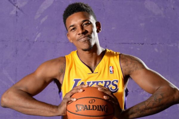 意媒：国米现场考察帕尔马中场贝尔纳韦，考虑让其做恰20替补（意媒：国米考察帕尔马中场贝尔纳韦，或将其引进充当恰尔汗奥卢替补）