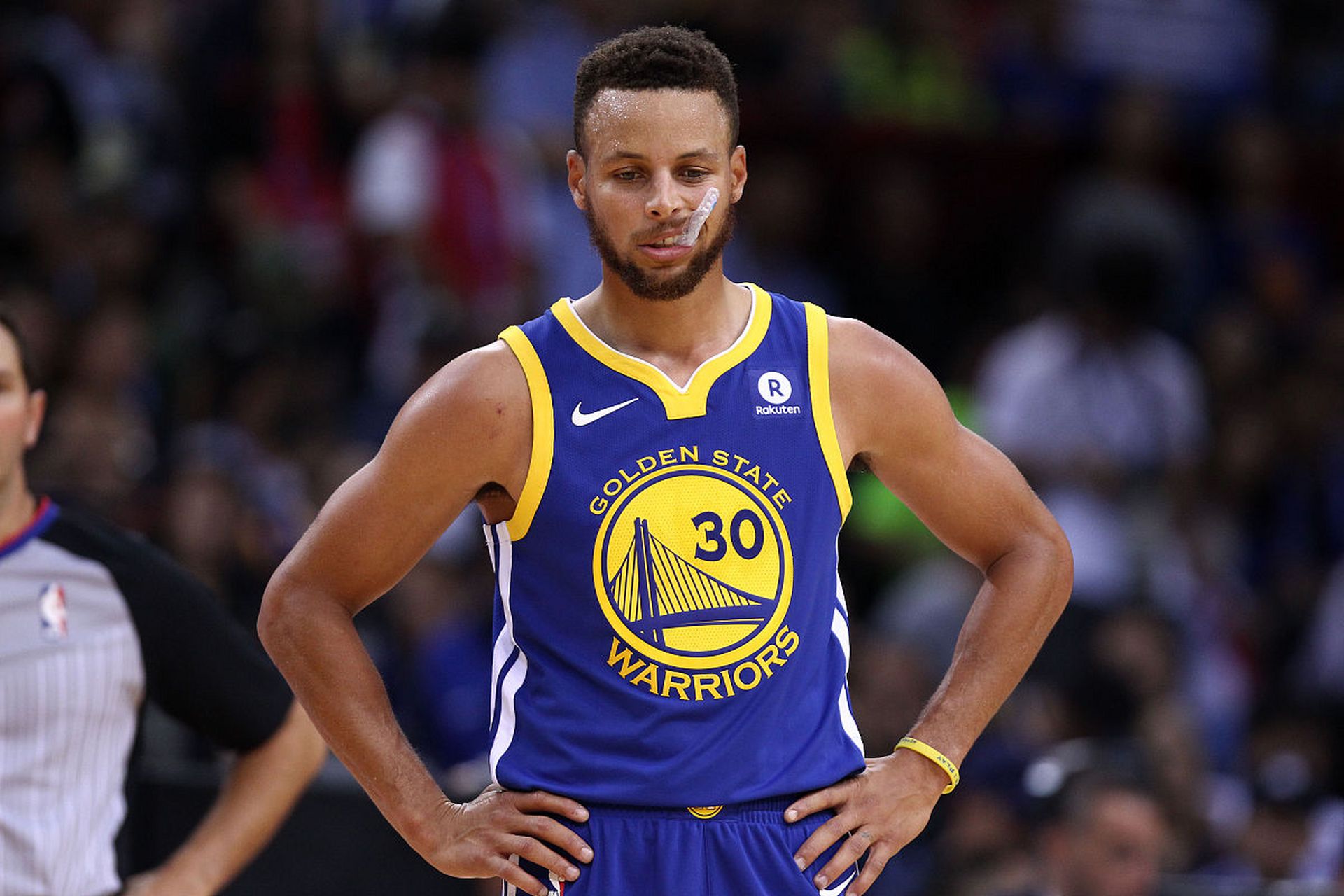 堵更衣室门口骂裁判，比利亚雷亚尔CEO小罗伊格被停赛半个月（围堵更衣室口怒斥裁判，比利亚雷亚尔CEO小罗伊格遭禁赛半月）