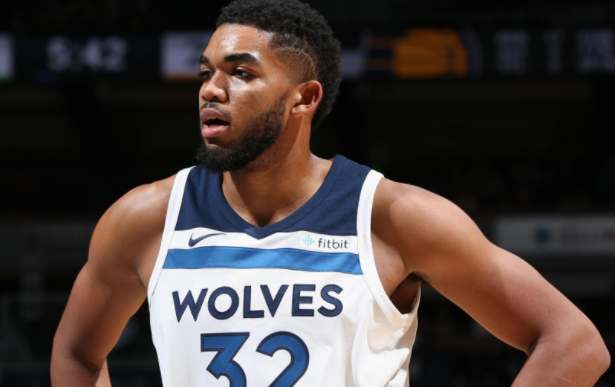 辽宁男篮CBA杯赛遭江苏大爆冷引热议！球迷不满外援刷爆官媒评论区（CBA杯赛冷门：辽宁男篮不敌江苏惹热议，球迷不满外援涌入官媒评论区）