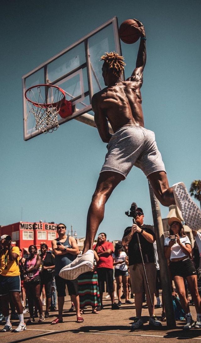 迷失！浓眉一度8中0&全场9中1贡献2分8篮板6助攻（手感冰冷！浓眉一度8投全失，全场9投仅中1，贡献2分8篮板6助攻）