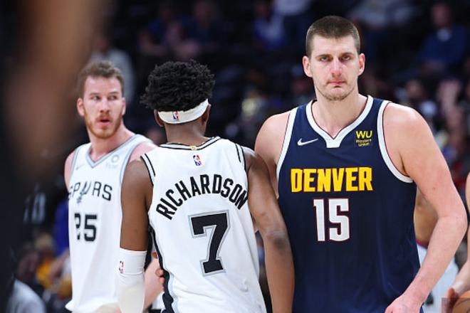 迪亚斯：裁判无视多纳鲁马被侵犯，我们需要统一的判罚标准（迪亚斯：多纳鲁马遭侵犯被裁判忽略，判罚标准亟待统一）